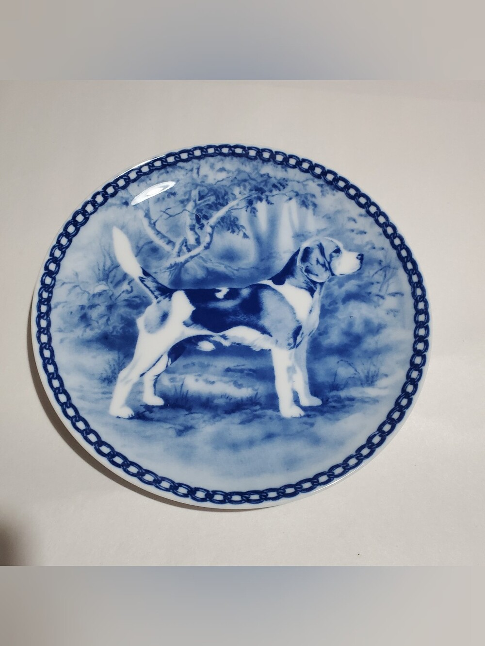 VINTAGE COLLECTORS PLATE. DENMARK. TOVE SVENDSEN BEAGLE. PORCELIAN PLATE